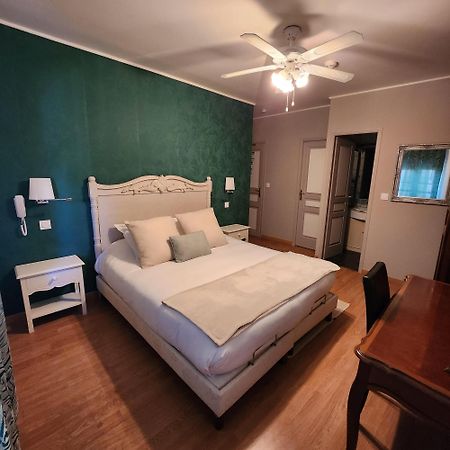 Hotel La Tour Perrier Eyrans-de Soudiac Esterno foto