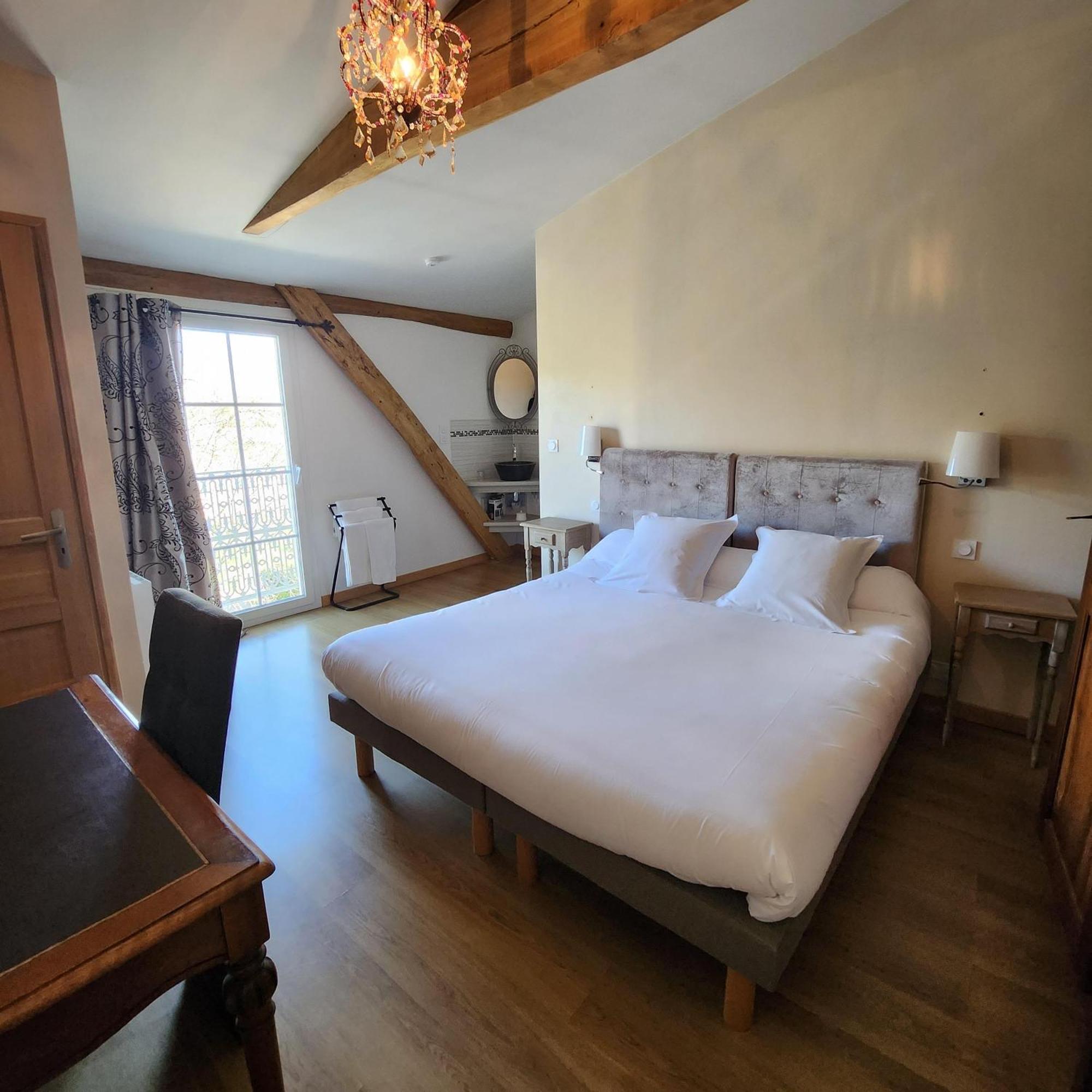 Hotel La Tour Perrier Eyrans-de Soudiac Esterno foto