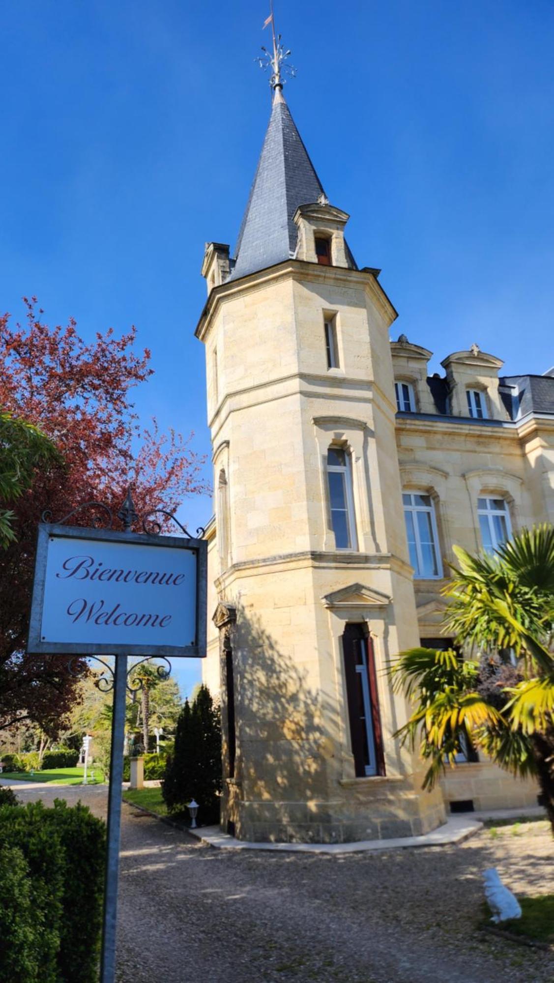Hotel La Tour Perrier Eyrans-de Soudiac Esterno foto