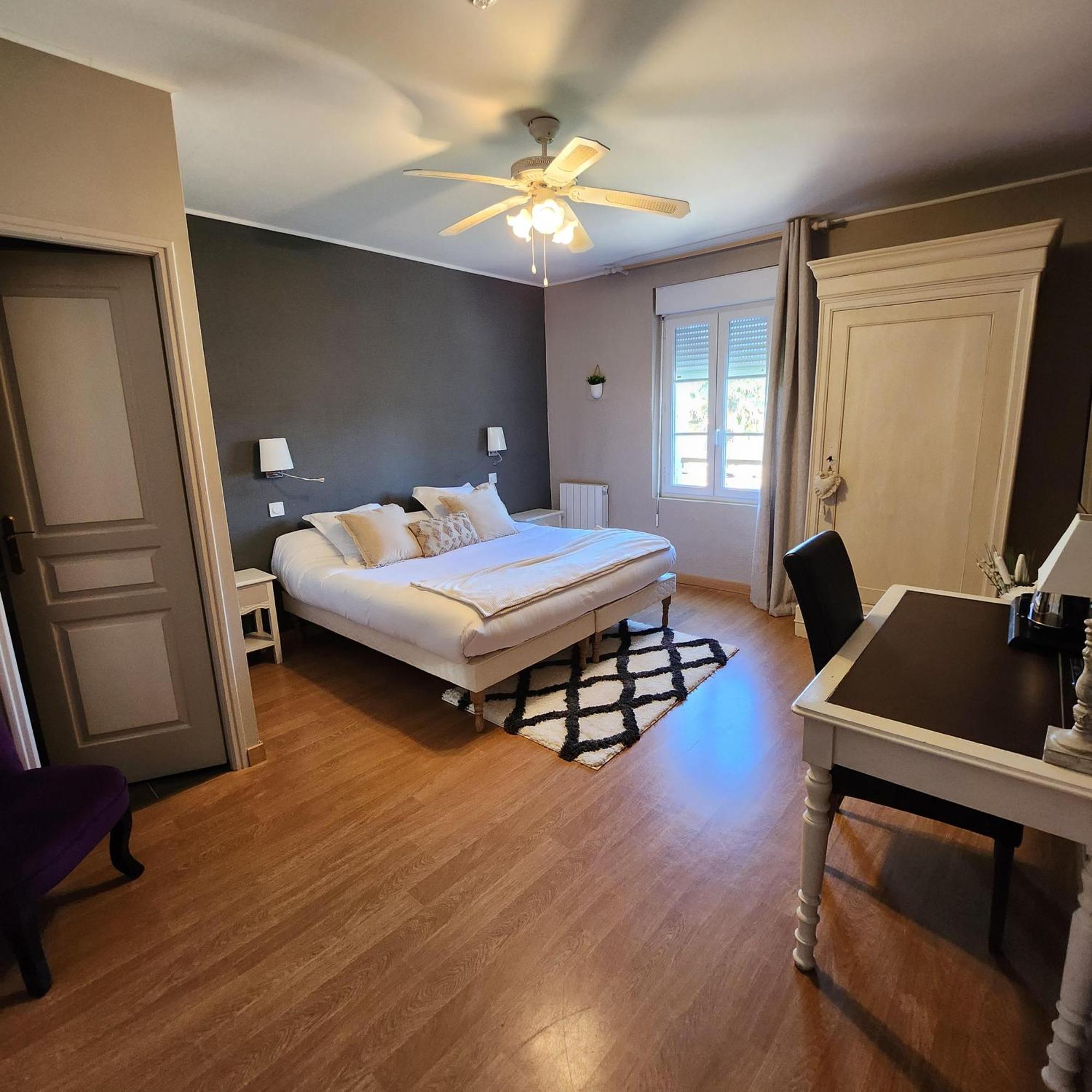 Hotel La Tour Perrier Eyrans-de Soudiac Esterno foto