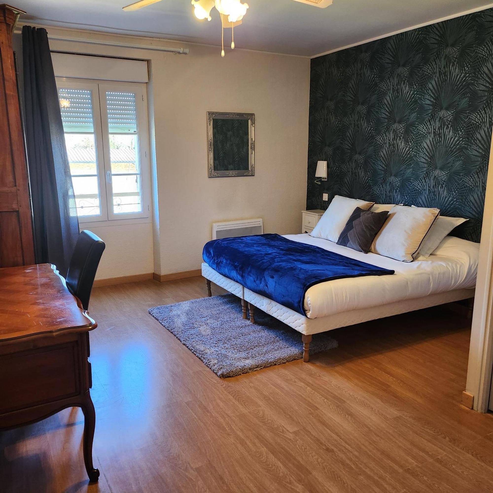Hotel La Tour Perrier Eyrans-de Soudiac Esterno foto