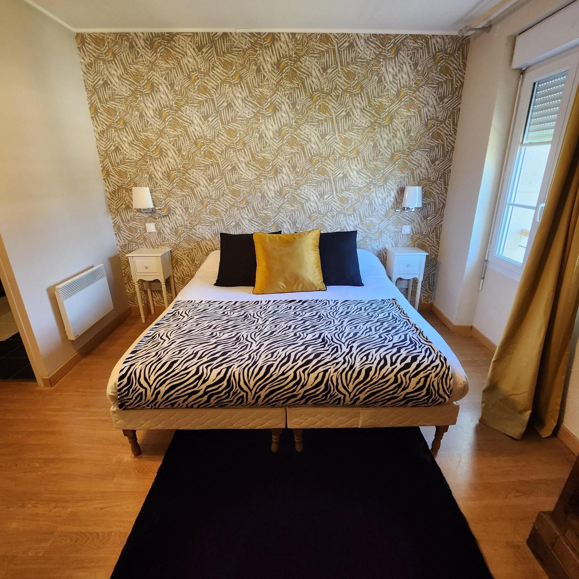 Hotel La Tour Perrier Eyrans-de Soudiac Esterno foto